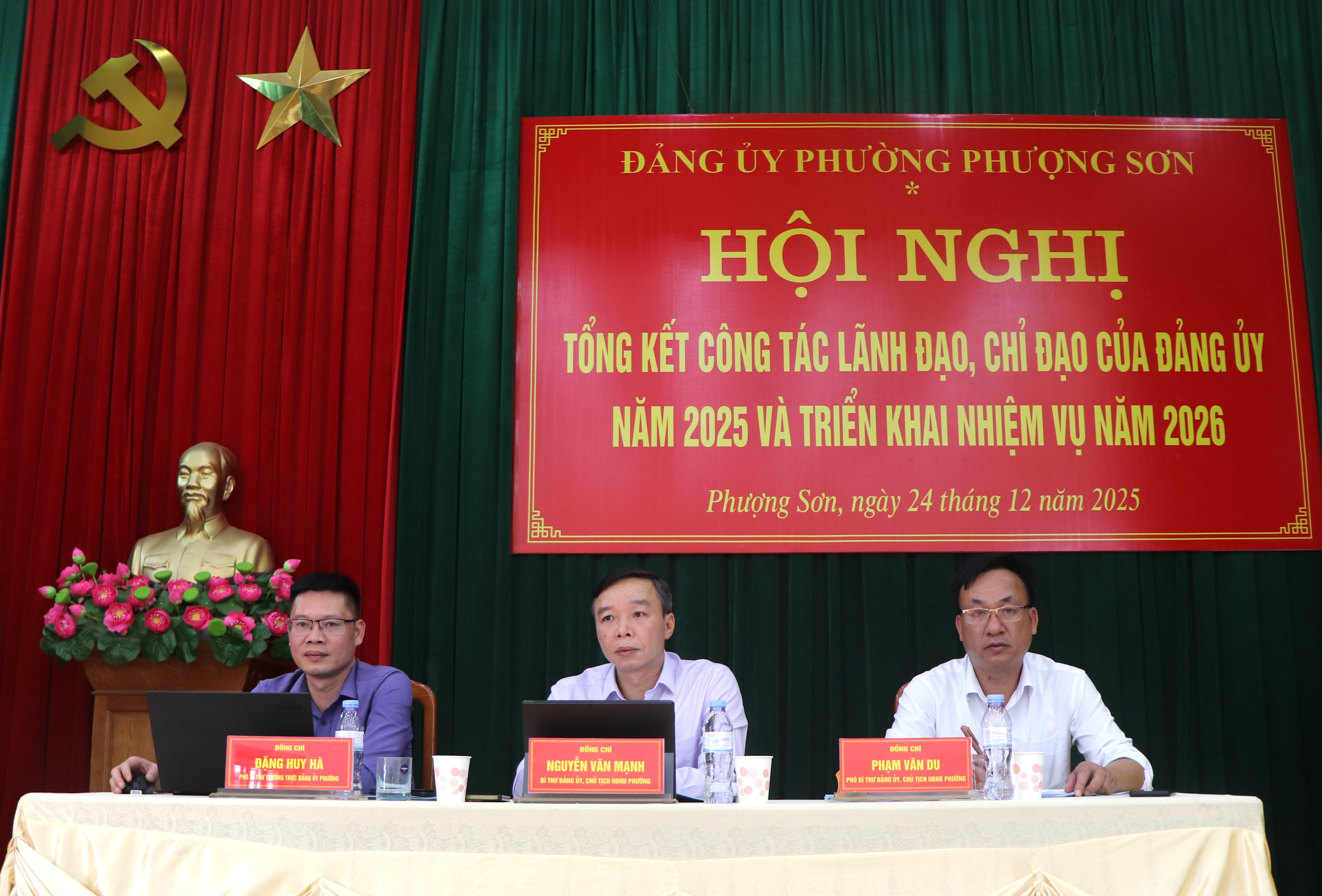 Các đồng chí Thường trực Đảng ủy chủ trì hội nghị